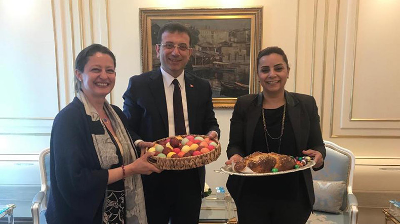 Экс- депутат Турции подарила мэру Стамбула армянскую гату и пасхальные яйца 