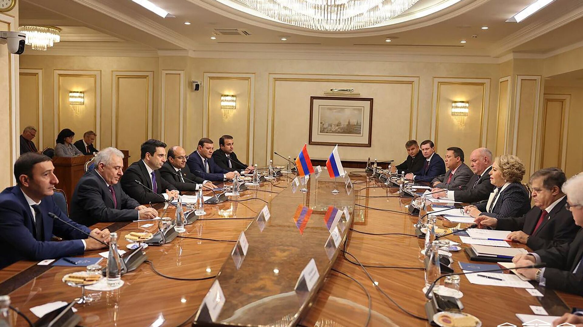 Симонян в Москве провел встречи с представителями думских фракций 
