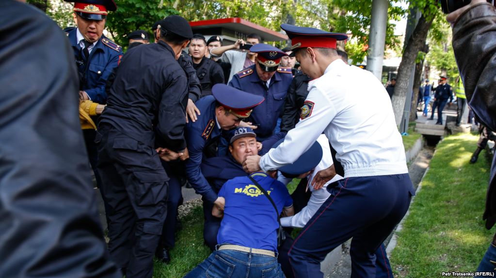 В Казахстане арестованы десятки участников акций протеста против выборов 