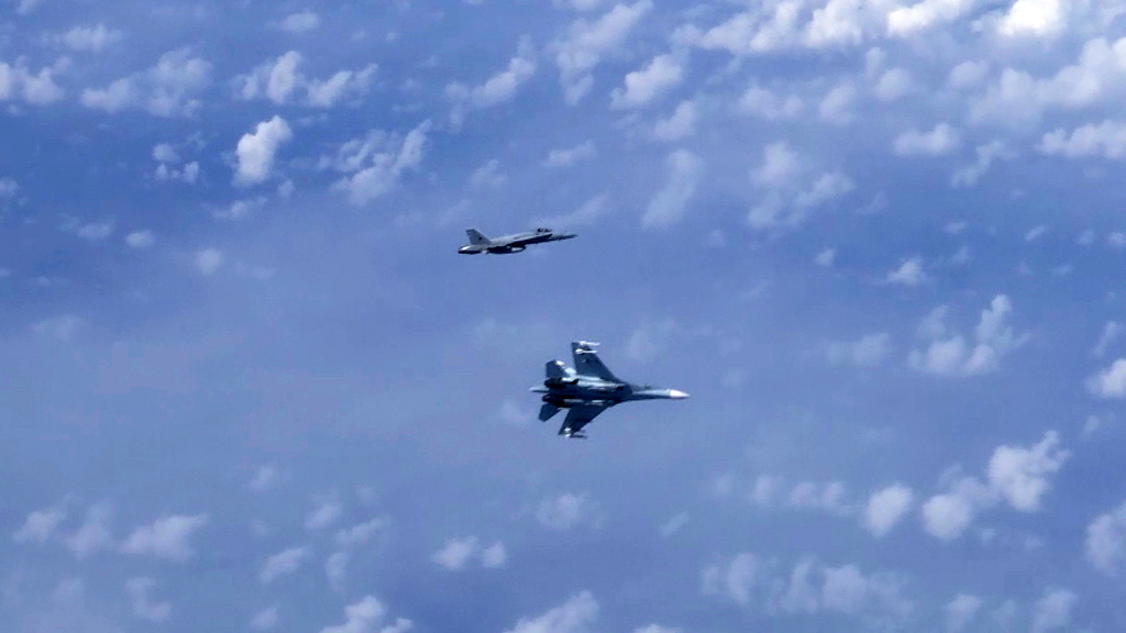 Российские Су-27 отогнали истребитель НАТО от самолета Шойгу 