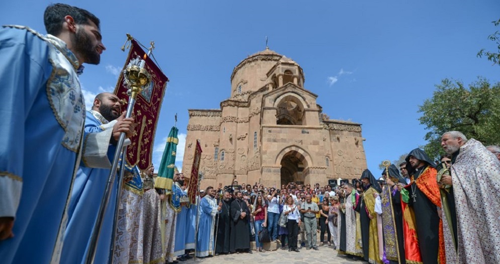 Армянская песня в исполнении группы молодых армян прозвучала в церкви Сурб Хач на острове Ахтамар 