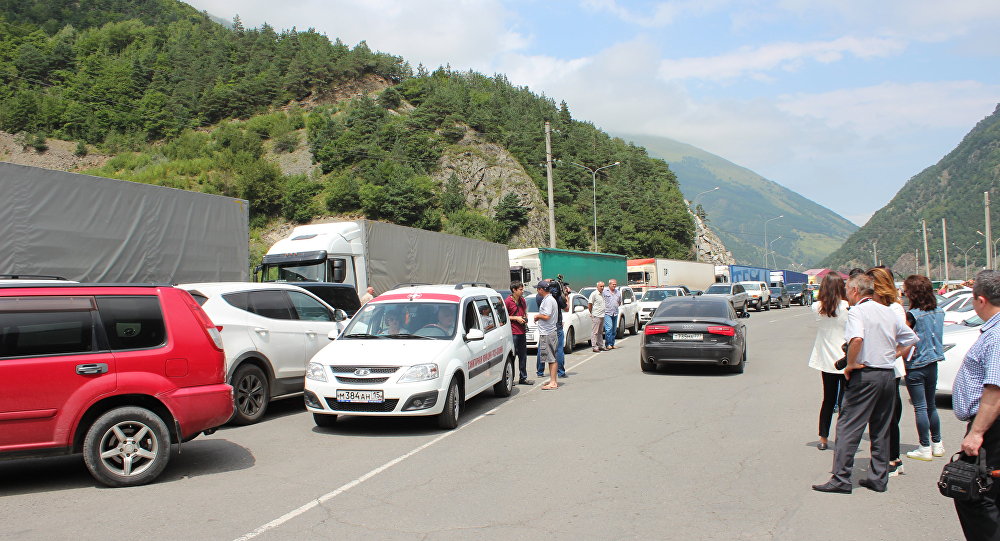 На КПП "Верхний Ларс" снова пробка – на границе Грузии и России застряло 500 машин 