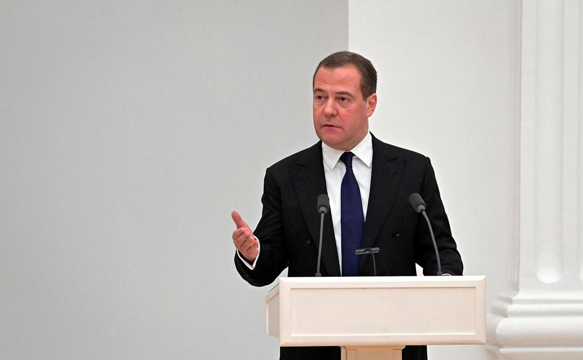 Медведев связал падение ракеты в Польше с риском начала мировой войны 