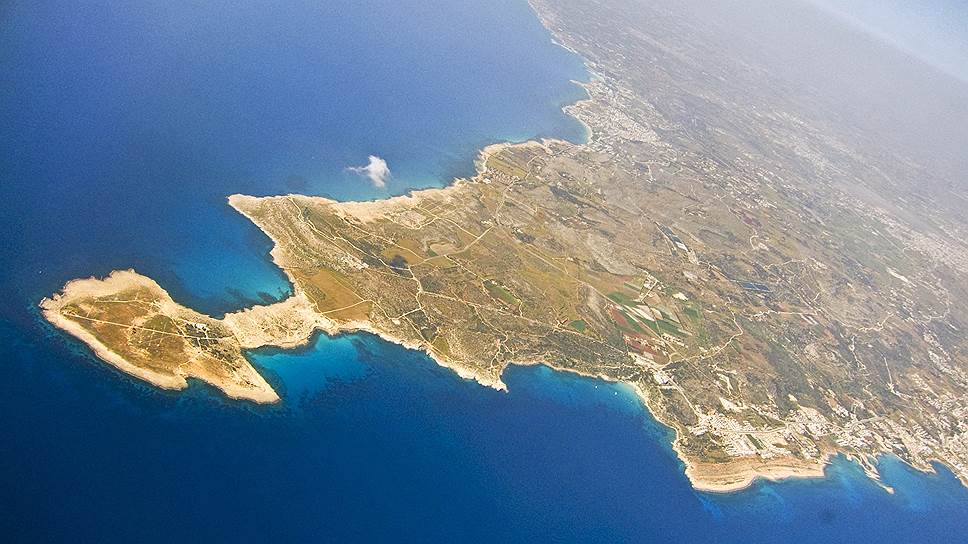 Кипр выдал ордер на арест экипажа турецкого бурового судна. Чавушолу в ярости 