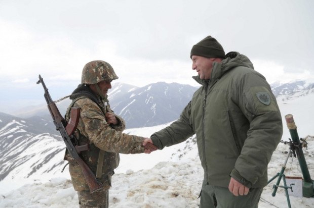 Министр обороны Армении посетил боевые посты на границе с Азербайджаном 