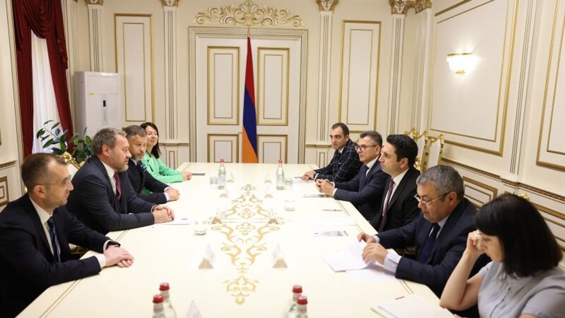 Спикер парламента Армении обсудил с главой заксобрания Петербурга ситуацию на границе 