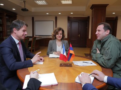 Министр обороны Армении и посол Франции обсудили сотрудничество в сфере подготовки саперов-франкофонов 