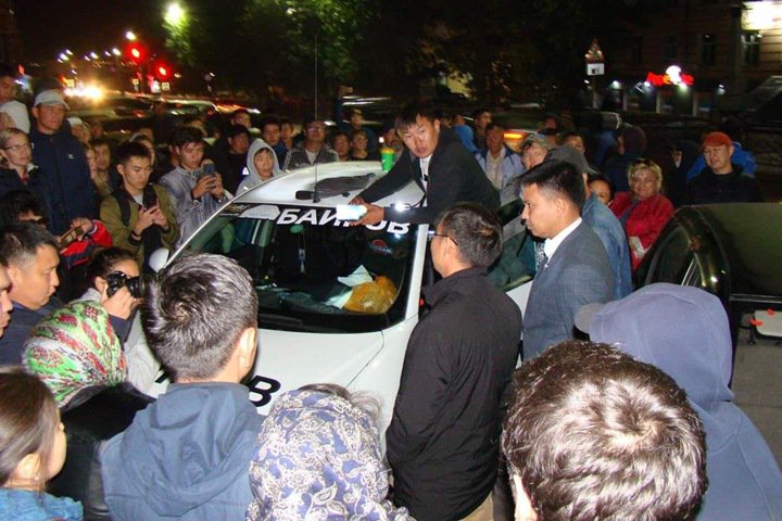 Митинг в Улан-Удэ продолжался всю ночь. Протестующие заявили о нападении людей с дубинками 