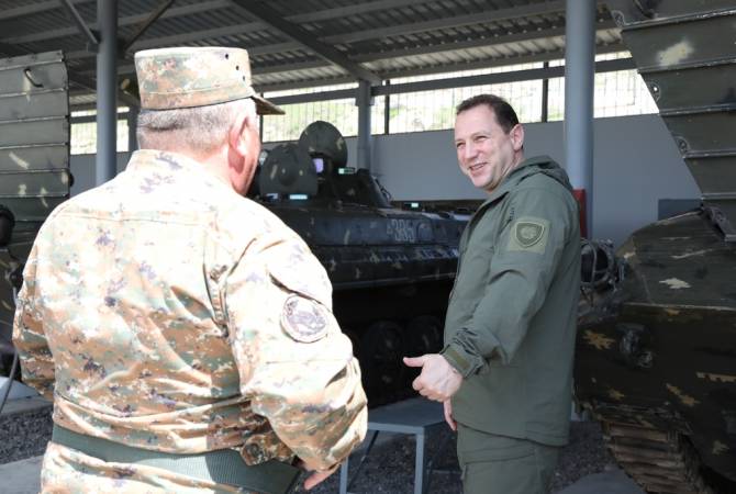 Министр обороны Армении неожиданно посетил одну из воинских частей ВС 
