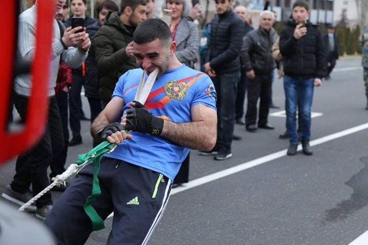 23-летний армянский пауэрлифтер Юрий Сакунц был дважды занесен в книгу рекордов Гиннеса. 