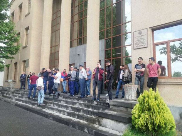 Следуя призыву Никола Пашиняна, ереванцы блокируют входы и выходы судов 