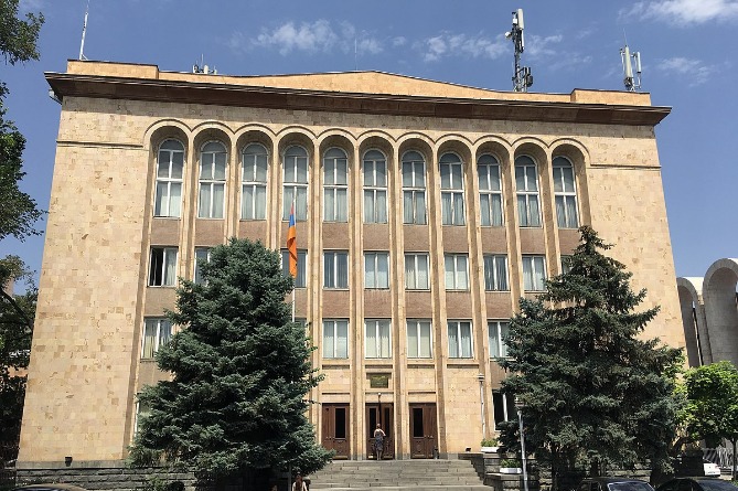 Конституционный суд приостановил производство по делу Кочаряна, возбужденного по заявлению суда первой инстанции 