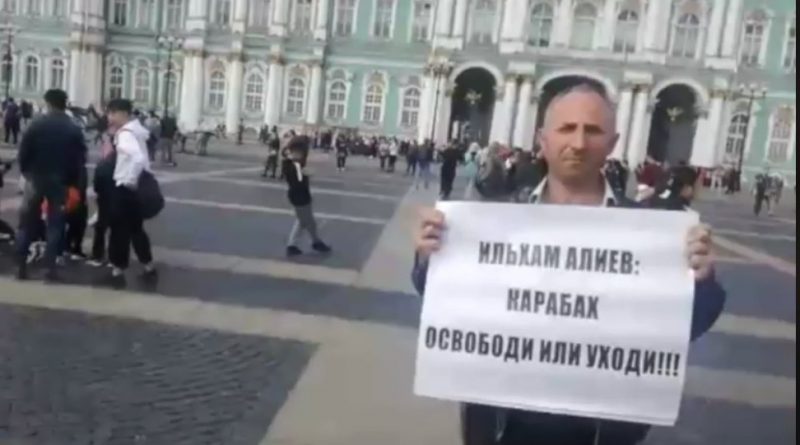 Азербайджанец с транспарантом напротив Эрмитажа: “Ильхам Алиев: Карабах освободи или уходи!”  