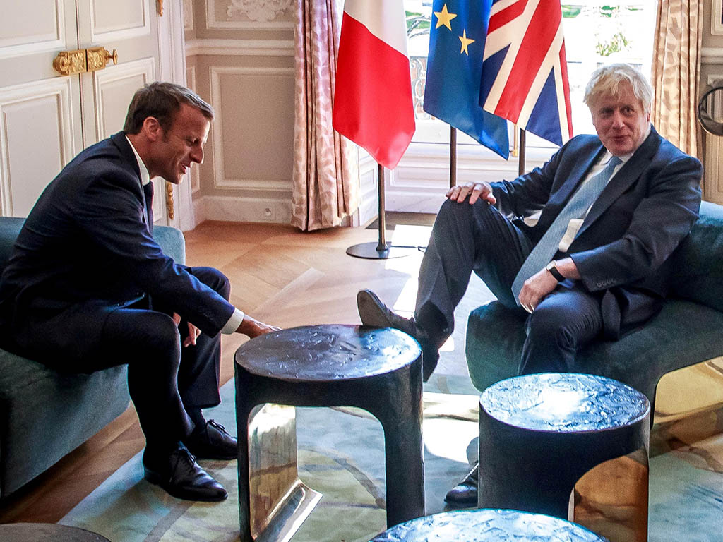 Премьер-министр Великобритании Борис Джонсон положил ногу на стол во время встречи с президентом Франции Эммануэлем Макроном в Елисейском дворце 