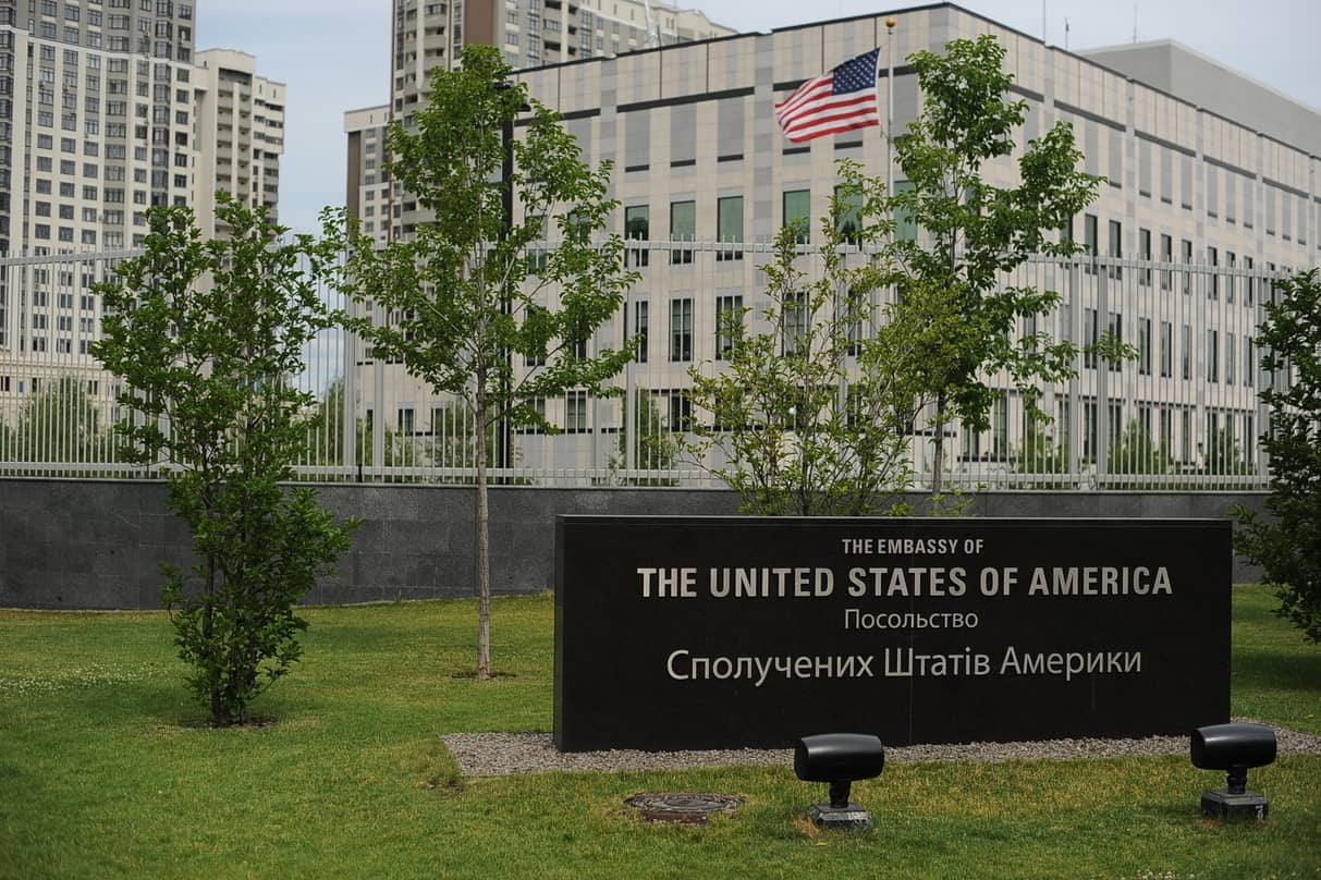 Посольство США в Киеве призвало американцев покинуть Украину 