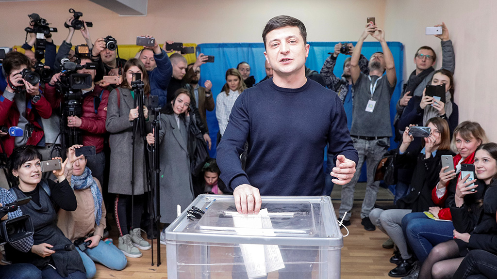 Зеленский уверенно лидирует на выборах президента Украины 