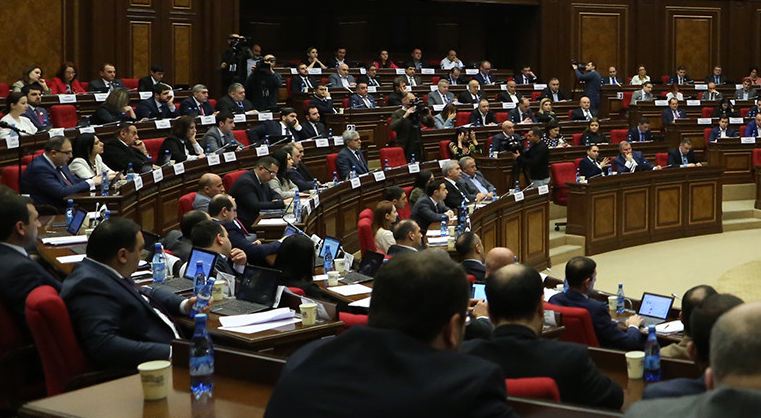 Парламент Армении одобрил льготы для военнослужащих-должников 