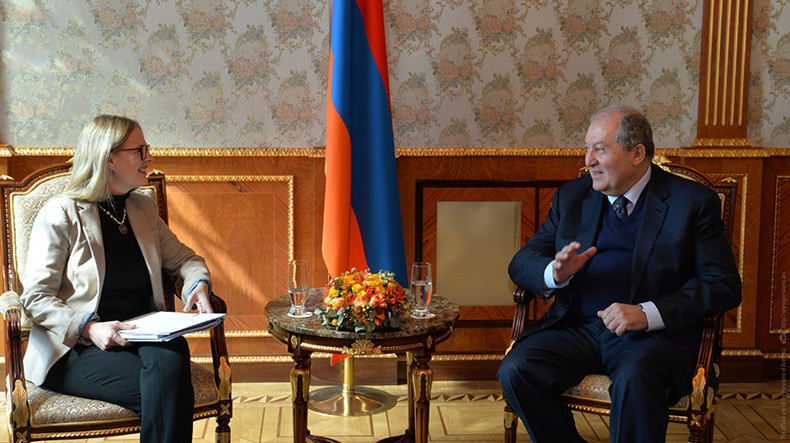 Президент Армении Армен Саркисян сегодня принял директора армянского представительства Всемирного банка Сильви Босутхо 