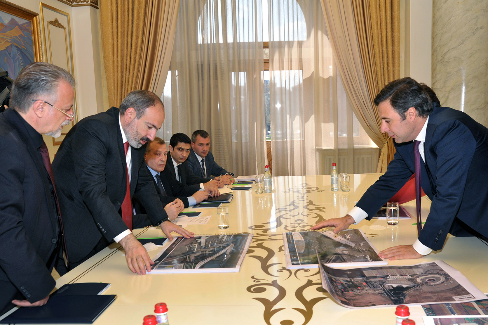 Премьер Армении Никол Пашинян встретился с директором компании «Corporación América» Мартином Эрнекяном 