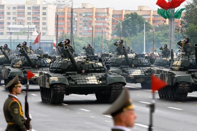 Минобороны Беларуси не собирается отменять Парад Победы и репетиции к нему 