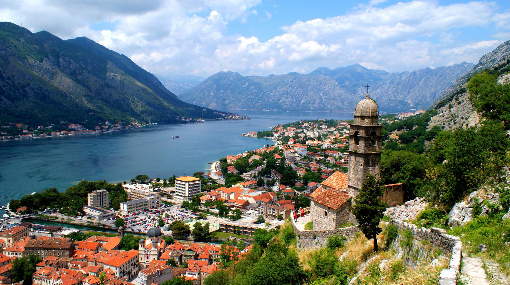 Туристы из Армении, России и Казахстана смогут поехать в Черногорию без виз 