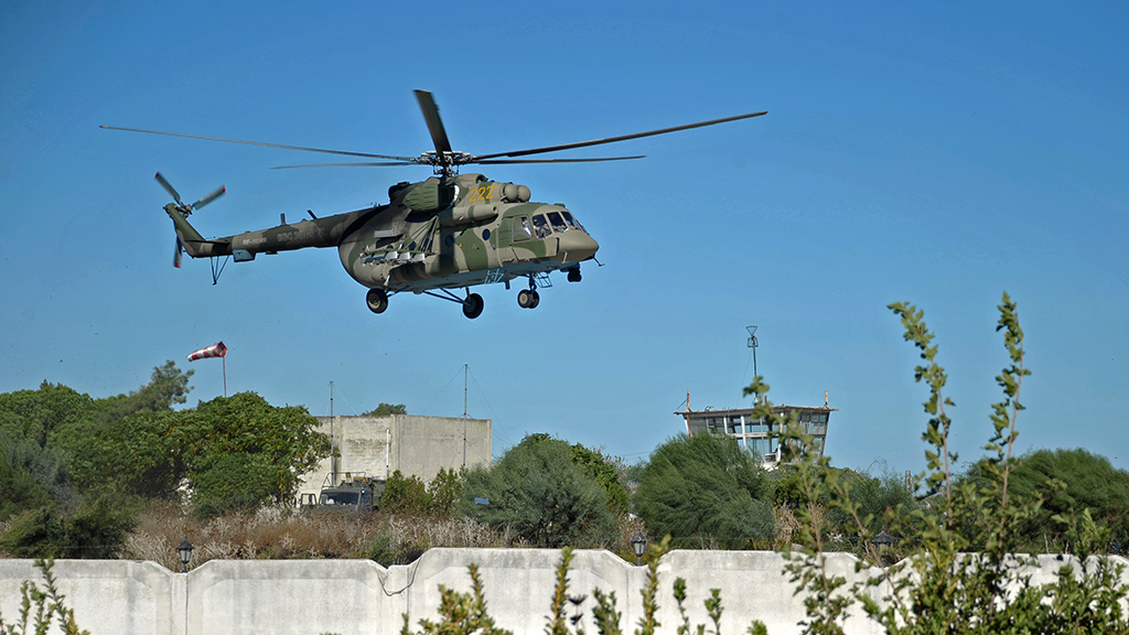 Российские вертолеты сели на бывшей базе США в Сирии 