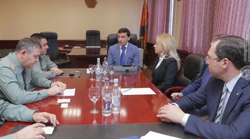 Начальник Генштаба Армении обсудил сотрудничество с представителями производящих патроны заводов из России 
