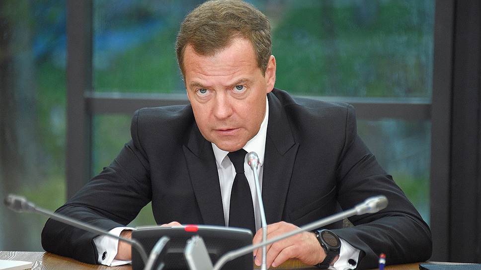 Медведев уволил за утрату доверия обвиненного во взятке замглавы Пенсионного фонда  