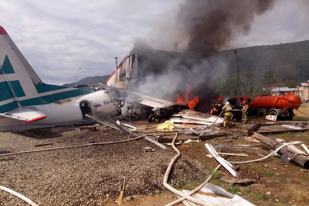 В Бурятии Ан-24 при аварийной посадке врезался в здание 