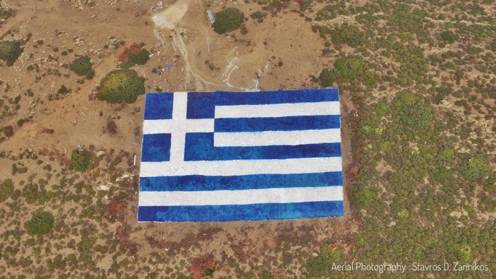 В ответ турецким провокаторам. Жители греческого острова установили национальный флаг 