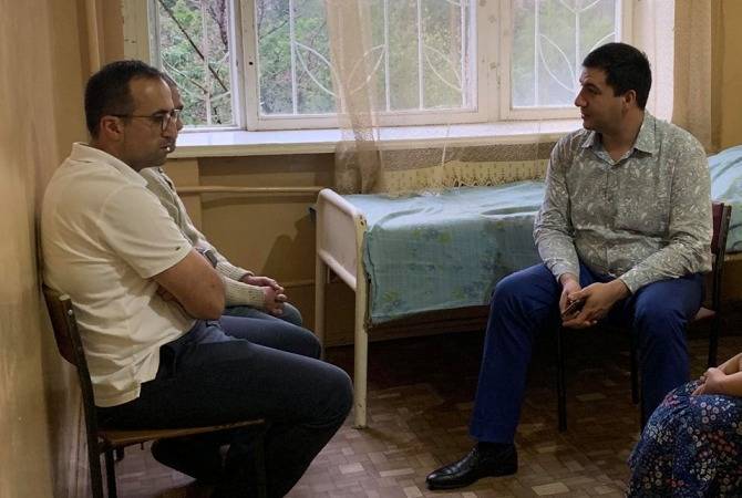 Министр здравоохранения Армении посетил возвращенного из Азербайджана в Армению Завена Карапетяна 
