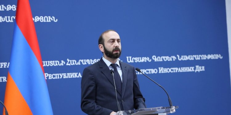 Арарат Мирзоян на встрече с греческим коллегой: однозначно, что азербайджанские ВС должны покинуть суверенную территорию Армении 