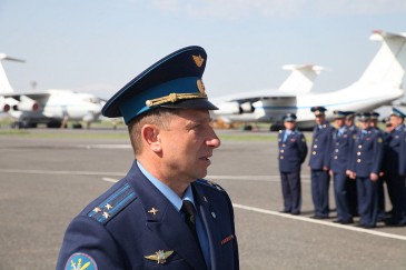 Командиру российской авиабазы в Армении присвоено почетное звание заслуженного военного летчика РФ 
