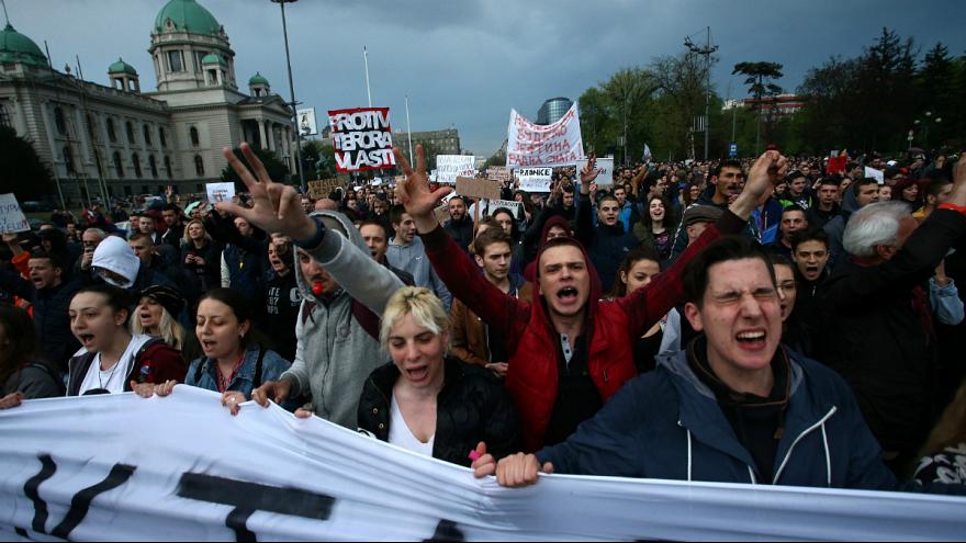 Президент Сербии вырвался из окружения и пожелал протестующим всего наилучшего 