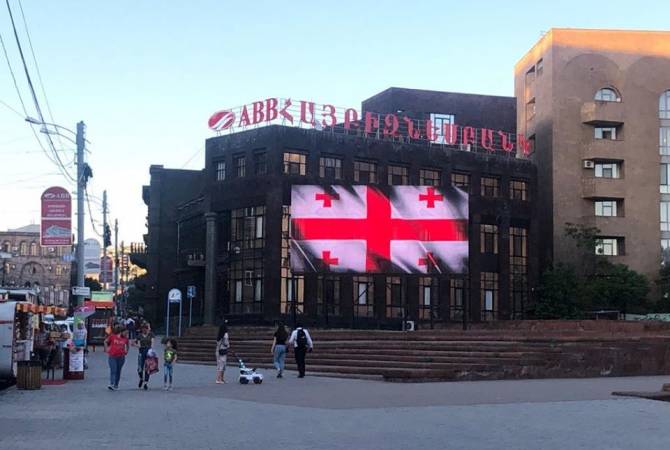 В день Национального праздника Грузии баннеры улиц Еревана осветились цветами флага этой страны 