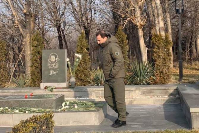 Министр обороны Армении посетил военный пантеон «Ераблур» 