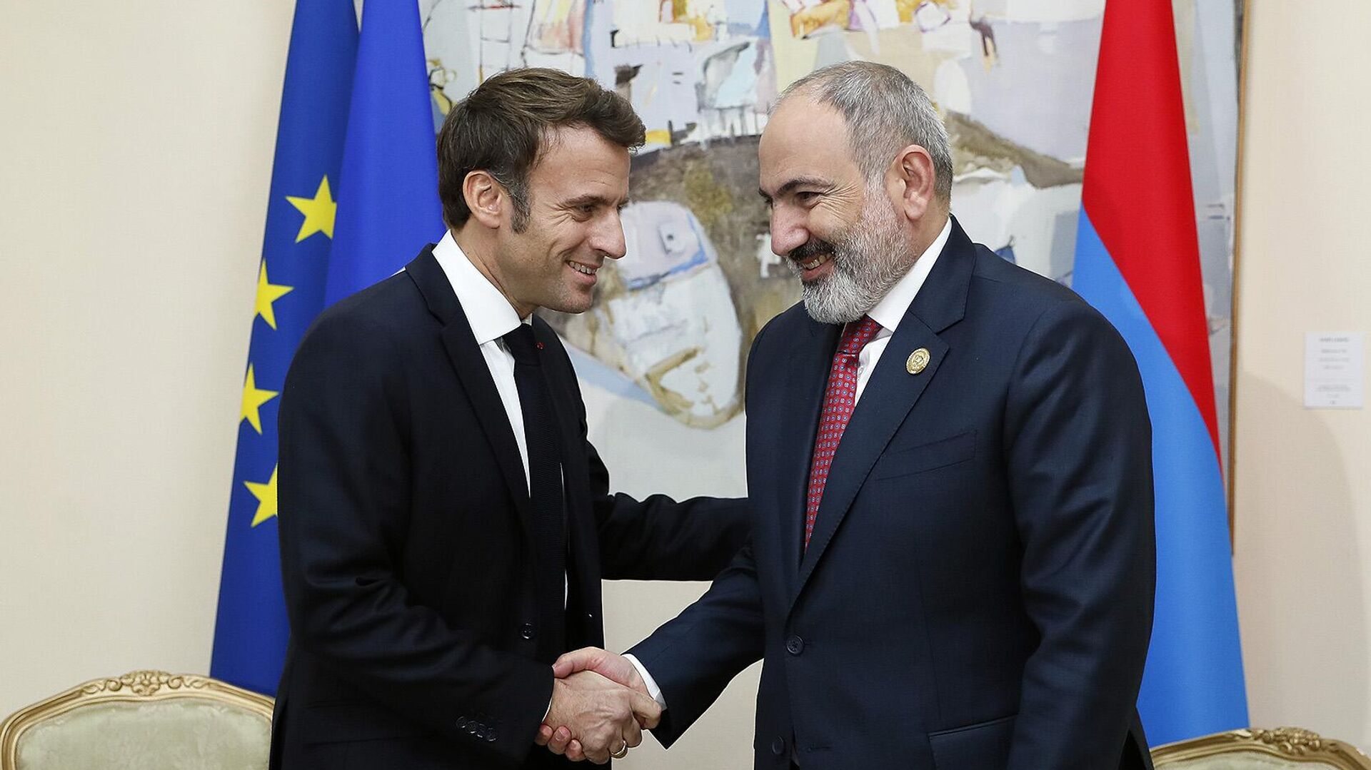 Пашинян поздравил Макрона с днем рождения: народ Армении разделяет ценности Франции 