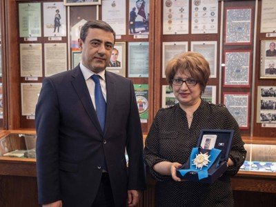И.о. директора СНБ Армении вручил орден Почета легендарной разведчицы Гоар Варданян ее племяннице 