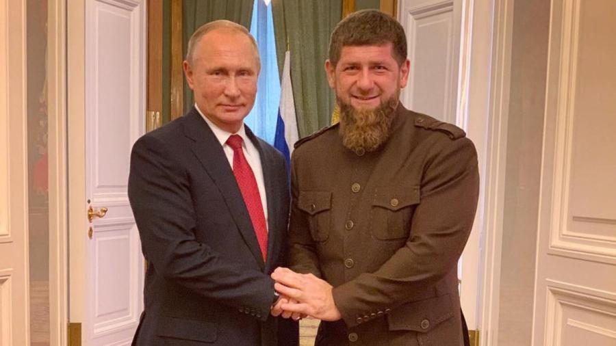 Путин поздравил Кадырова и дал ему звание генерал-полковника   