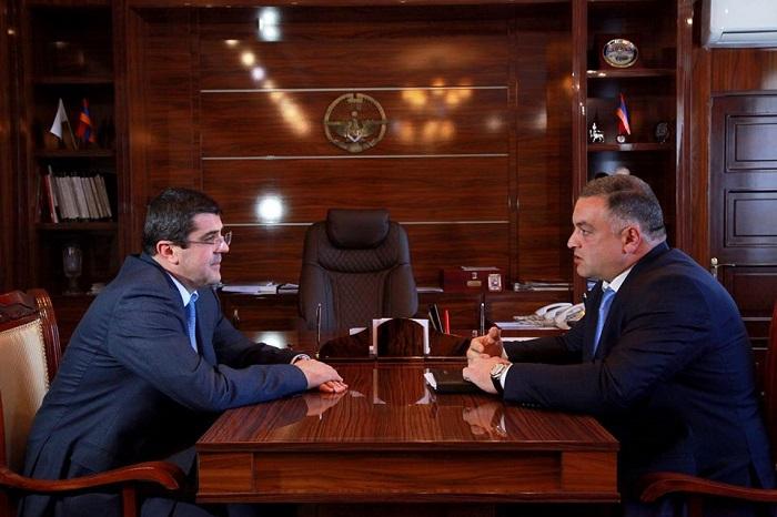 Араик Арутюнян обсудил программу развития столицы с мэром Степанакерта 