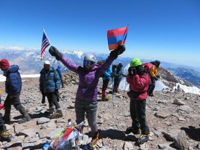 Армянка стала самой пожилой женщиной, поднявшейся на самую высокую гору Южной Америки 