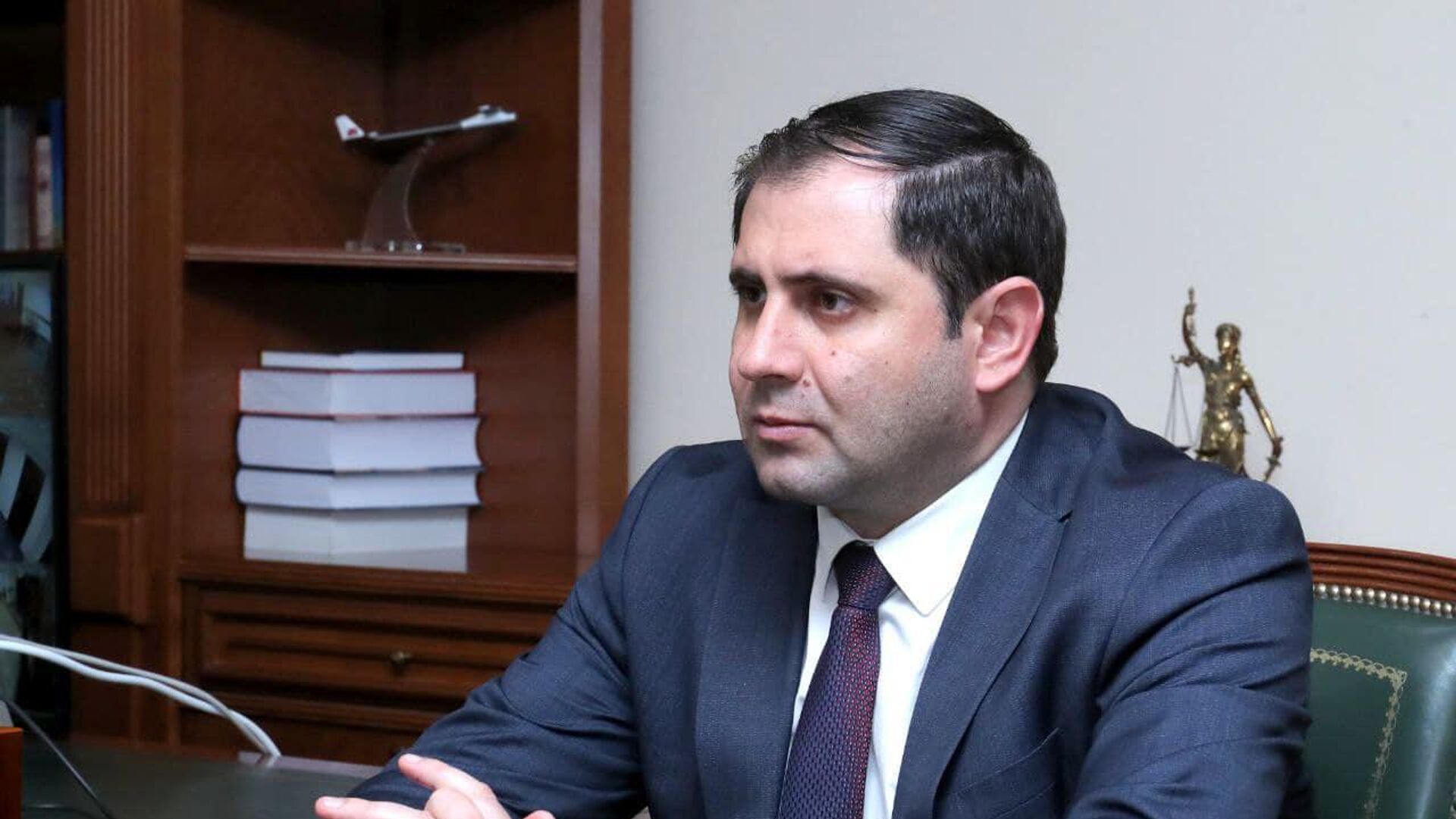 Правящая фракция встретилась с министром обороны Армении в парламенте 