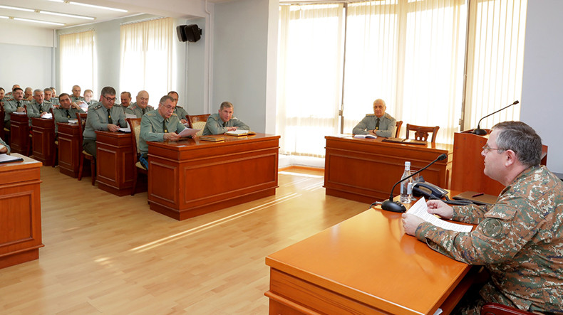 Артак Давтян провел совещание с руководящим составом ВС и Генштаба ВС Армении 