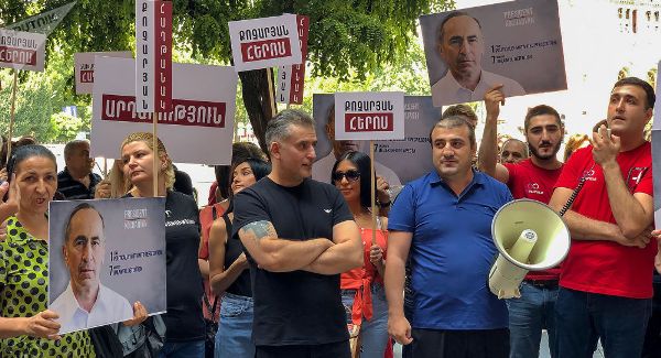 Российские СМИ широко осветили акции протеста малочисленных сторонников Кочаряна 