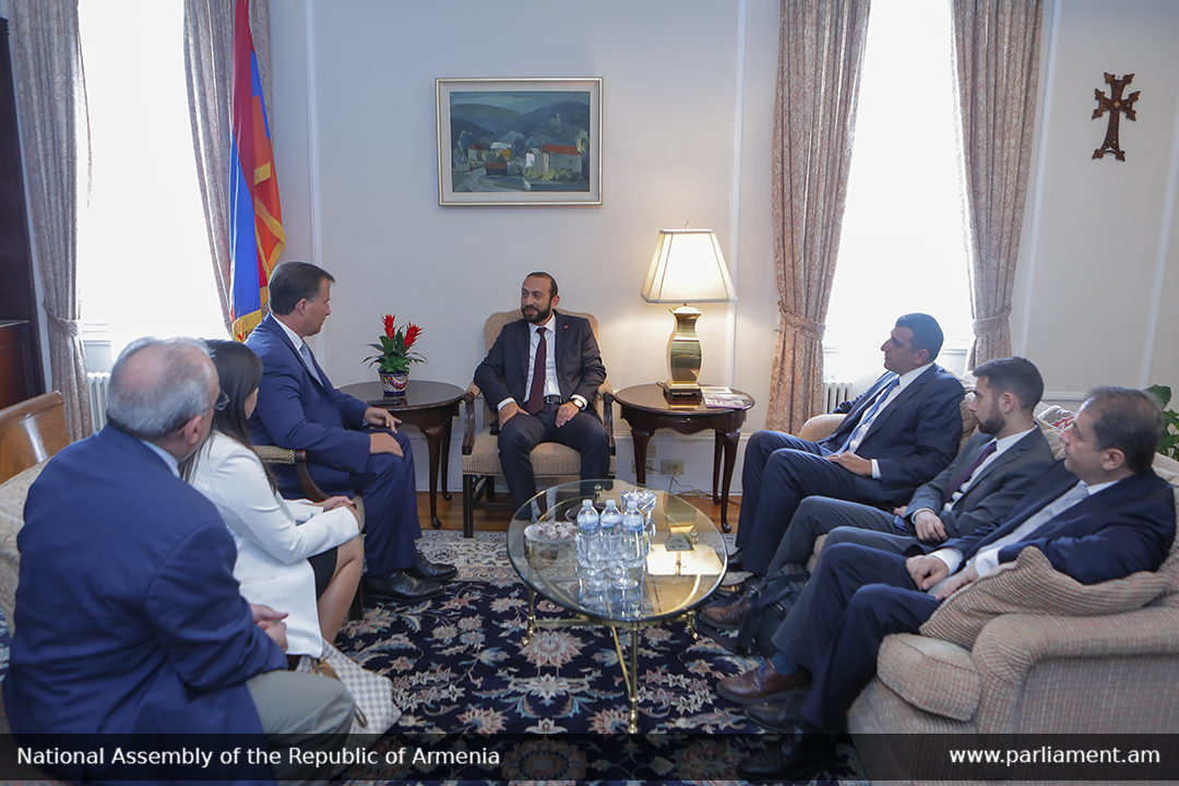 Спикер армянского парламента провёл встречу с американскими конгрессменами 