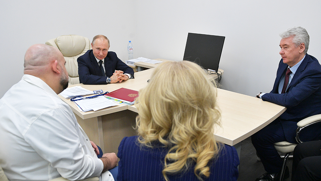 Путин пообщался с главврачом больницы в Коммунарке 