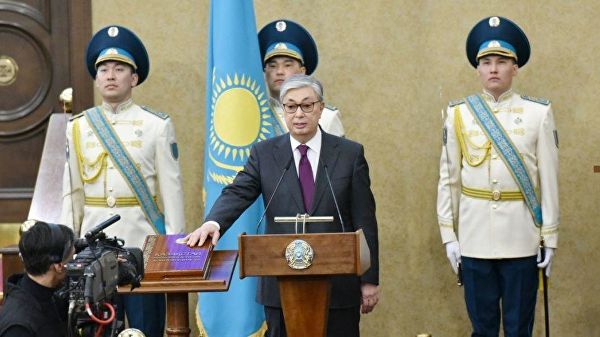 Глава сената парламента Касым-Жомарт Токаев принес присягу президента Казахстана  