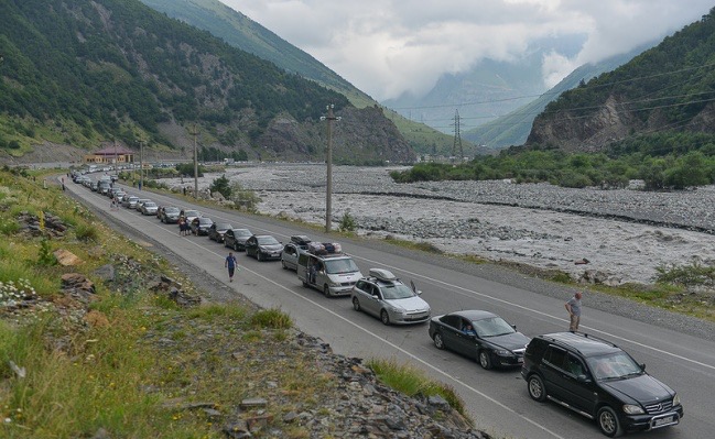 Очереди на КПП “Верхний Ларс” обусловлены большим потоком автомобилей, следующих из России в Армению 