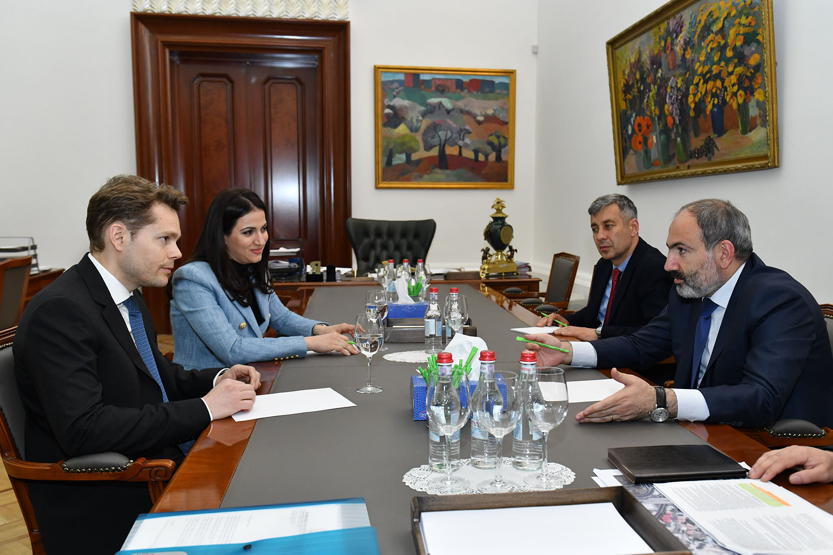 Премьер-министр обсудил с Николя Азнавуром вопросы создания центра “Азнавур” в Ереване 