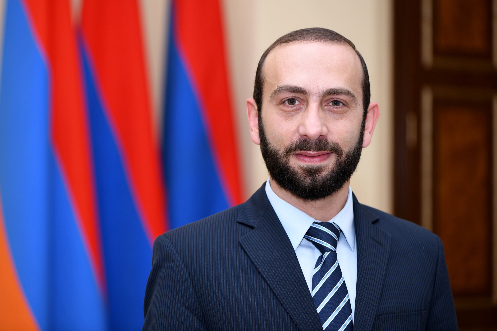 Спикер парламента Армении поздравил Араика Арутюняна 